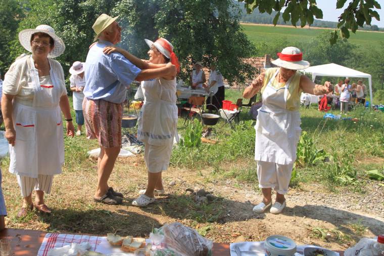 Finomabb a zenére főtt gulyás