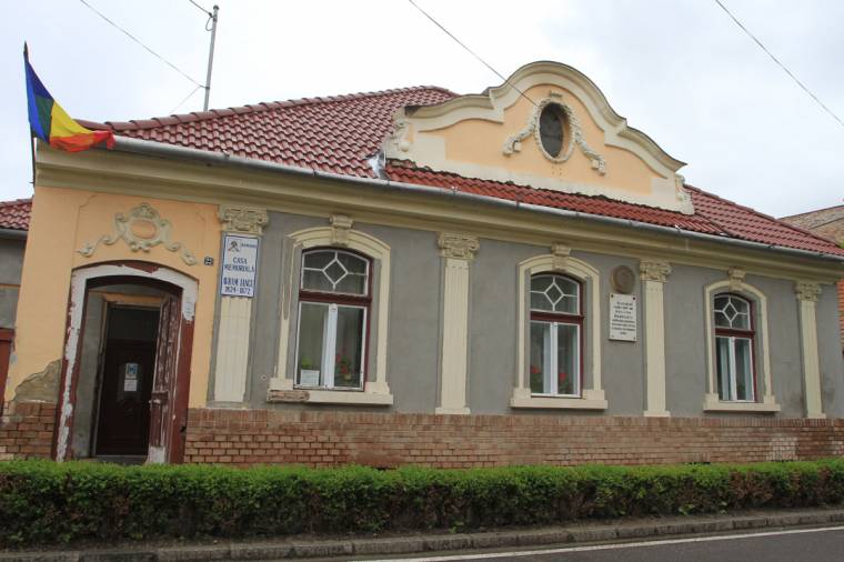 Molotov-koktélokat dobtak az Avram Iancu-emlékházra