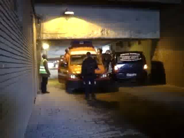 Aluljáró fogta mentőautó