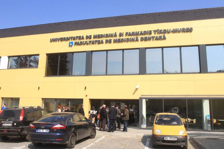 Hárman egy tucat ellen