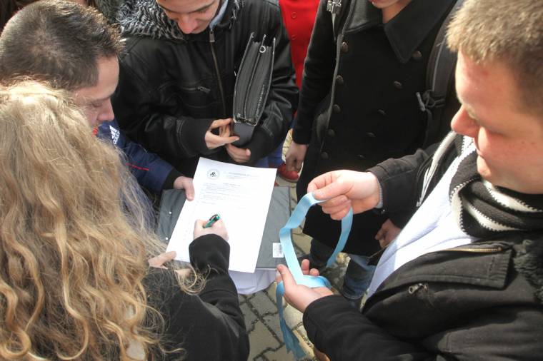 Japán sztrájk – kék karszalaggal