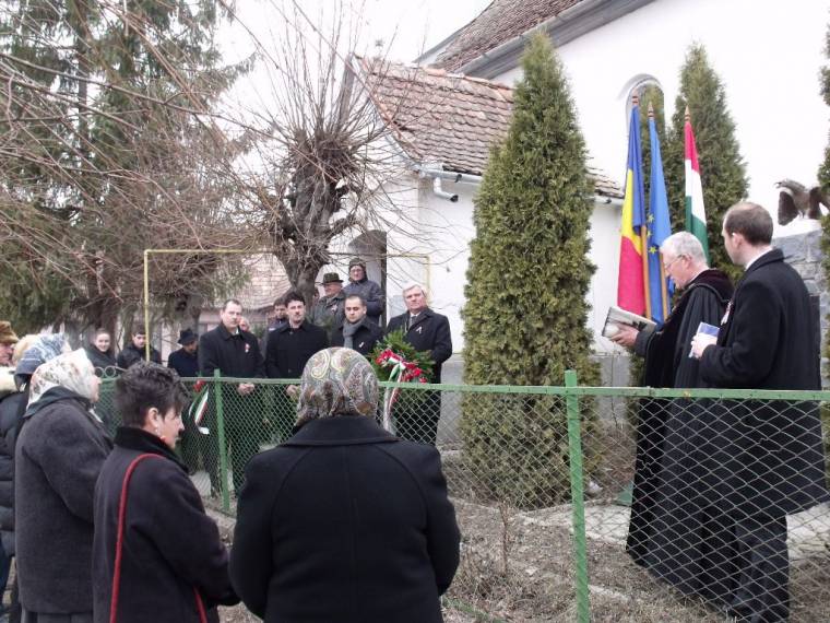 Rendőrautóból figyelték az ünneplőket