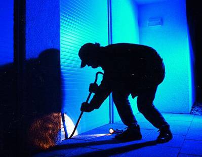 Lakatlan házat fosztogattak