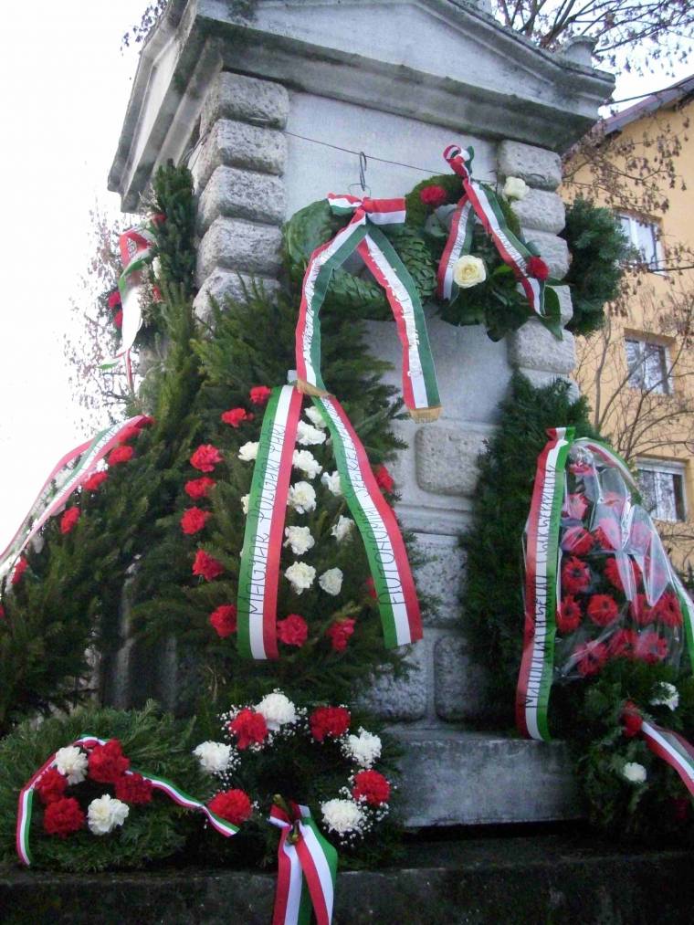 A koszorúkhoz ne nyúljanak!