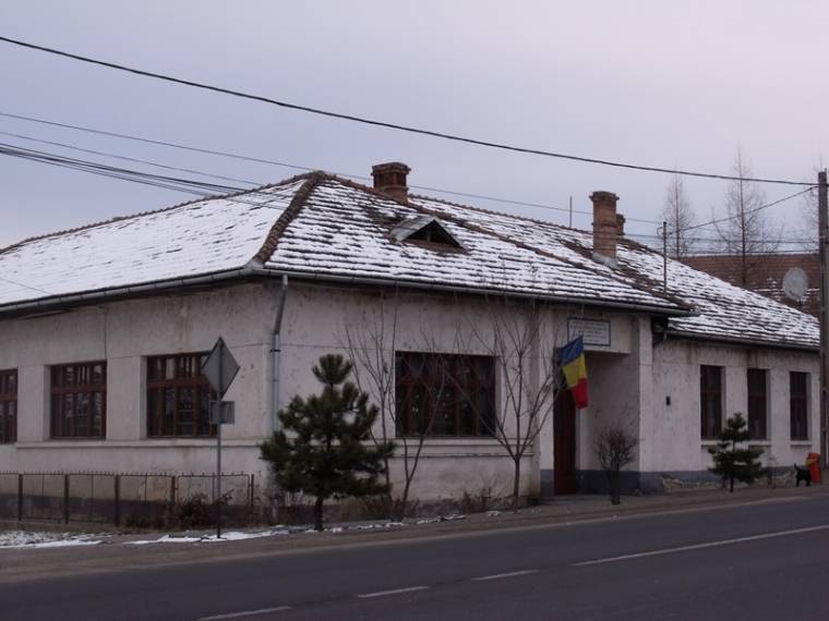 Iskolapadokba ülnek a felnőttek is