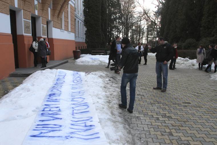 Elhatárolódik a magyar diákszervezet a román tüntetőktől