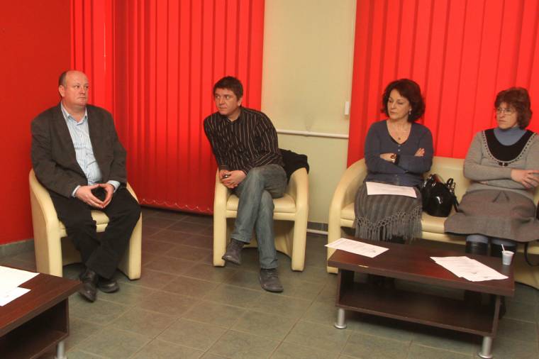 Utcai felvonulás nélkül is lehet magyar intézet