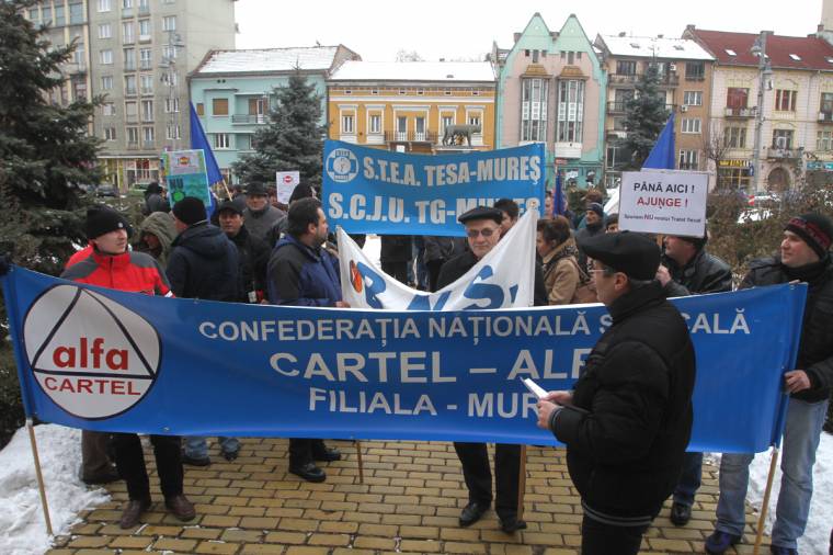 Utcára vonultak a szakszervezetek