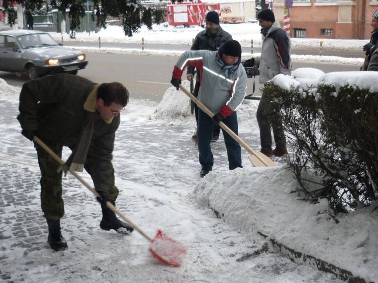 Hólapátot ragadtak a rendőrök