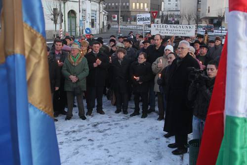 El a kezekkel Magyarországtól!