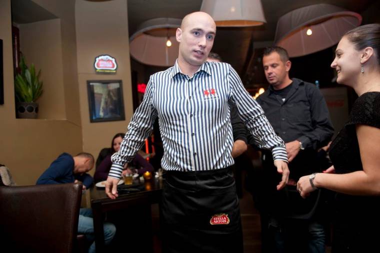 Közismert személyek öltenek pincérkötényt magukra egy jó ügyért