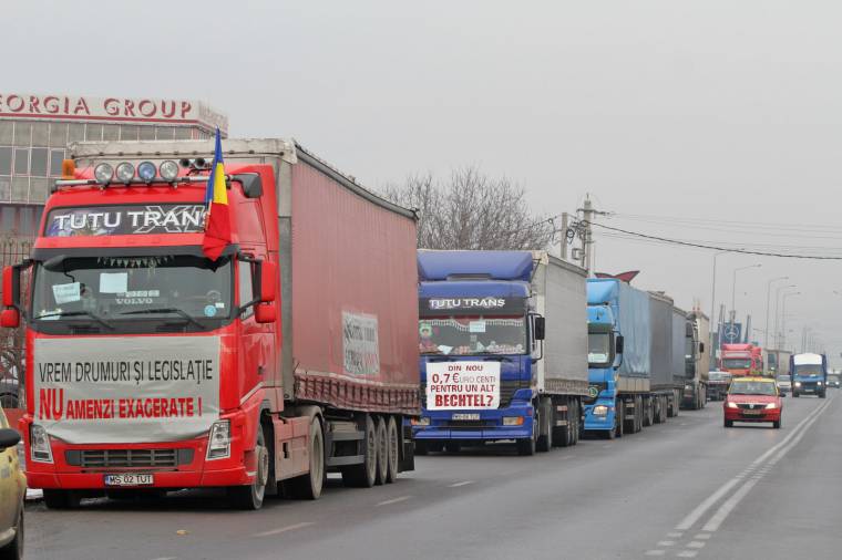 Úttorlaszok a kamionosok tiltakozása miatt
