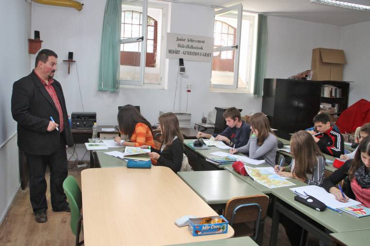 Az iskolaigazgatókon spórolnának
