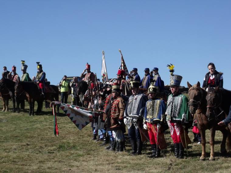 Bajtársak huszárakadémiája