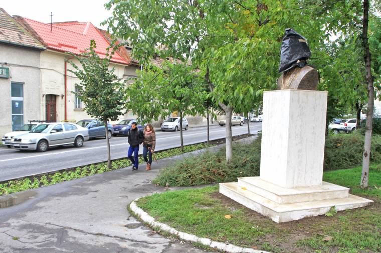 Újabb román szobor nőtt ki a földből Marosvásárhelyen