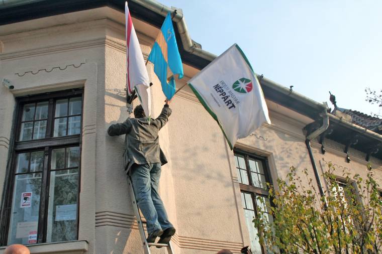 Helyén marad a székely zászló