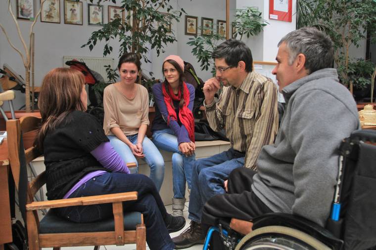 Egy lépéssel közelebb a sérültekhez