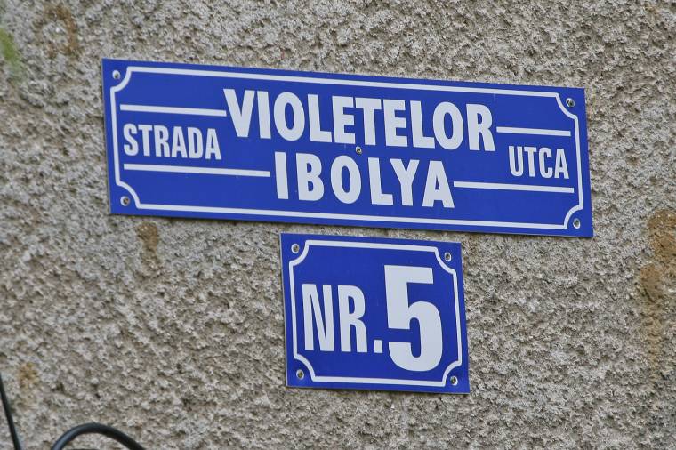 Mégiscsak akad pénz az új kétnyelvű utcanévtáblákra