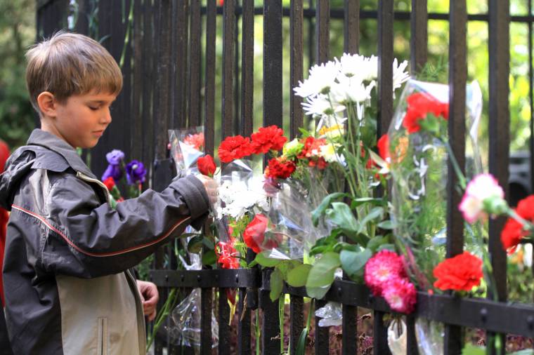 Virággal tisztelgők a vértanúk sírjánál