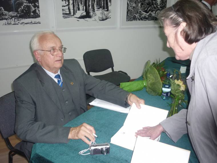 Gyógyszerész „világtalálkozó” Gyéresi Árpád kötetében