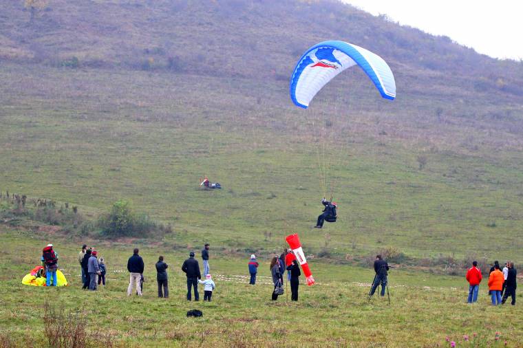 Rekordot döntött a marosvásárhelyi siklóernyős lány