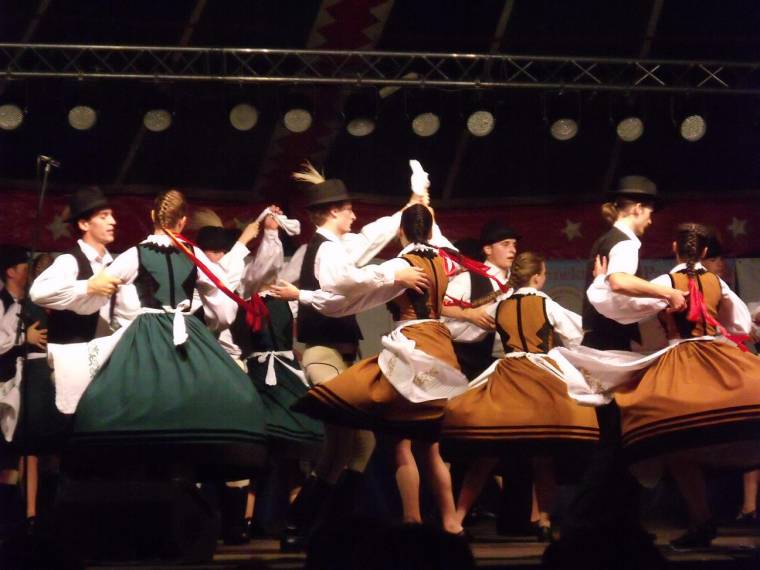 Az erdélyi tánc rétegeit vitte színpadra a Bekecs együttes