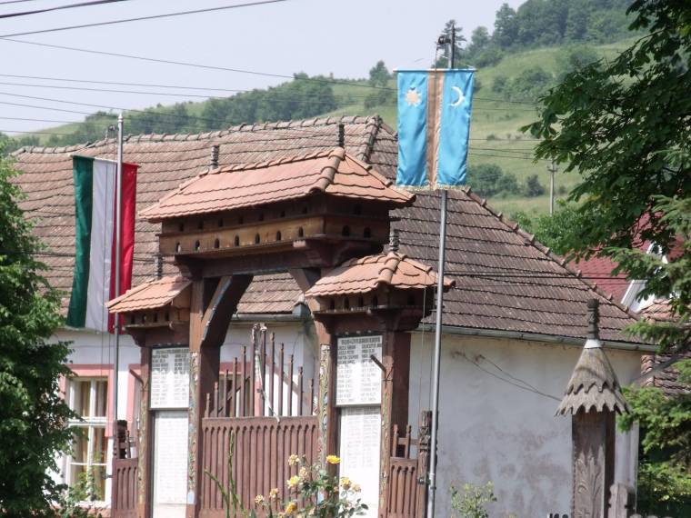 Makfalván visszahelyezik a levétetett magyar lobogót