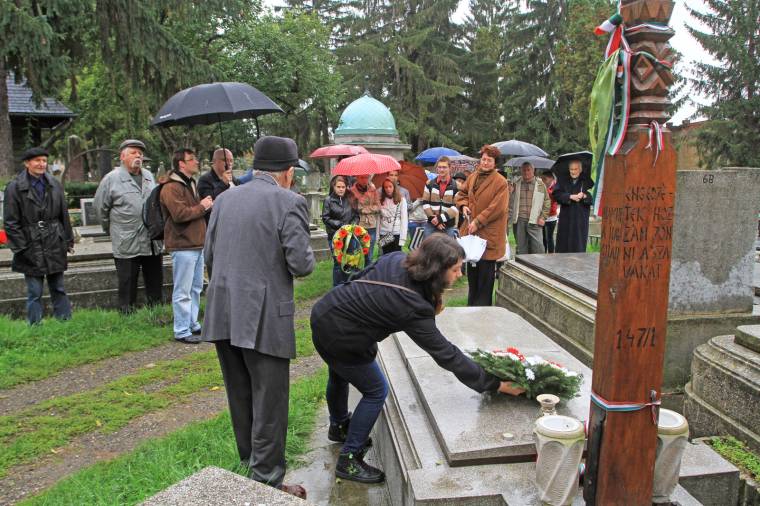 Sütő sírjánál koszorúztak