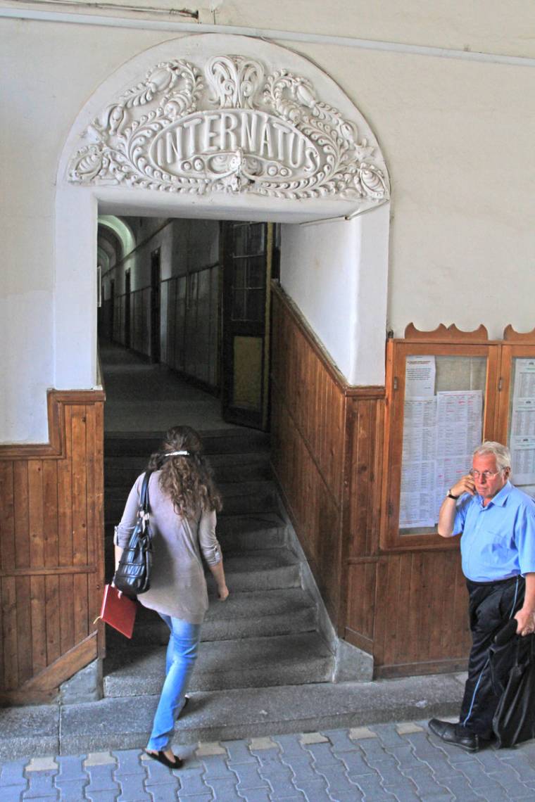 Növelik a kisegítő személyzet fizetését a tanügyben