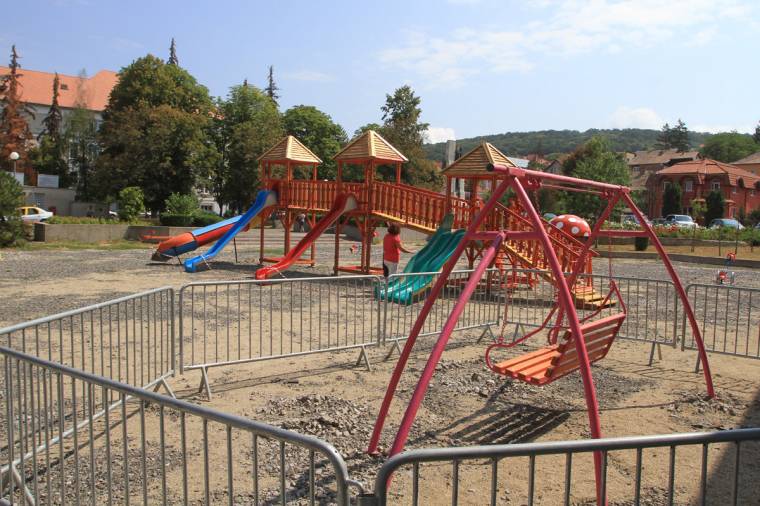 Nyár végére elkészül a játszótér?