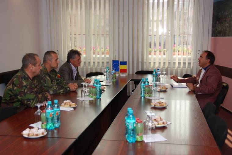 Cserebere a katonasággal