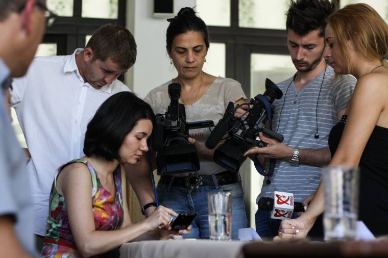 Pánikgombos telefon a betegeknek, okostelefon a gondozóknak