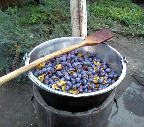 Szilvalekvárt főznek Marosjárában