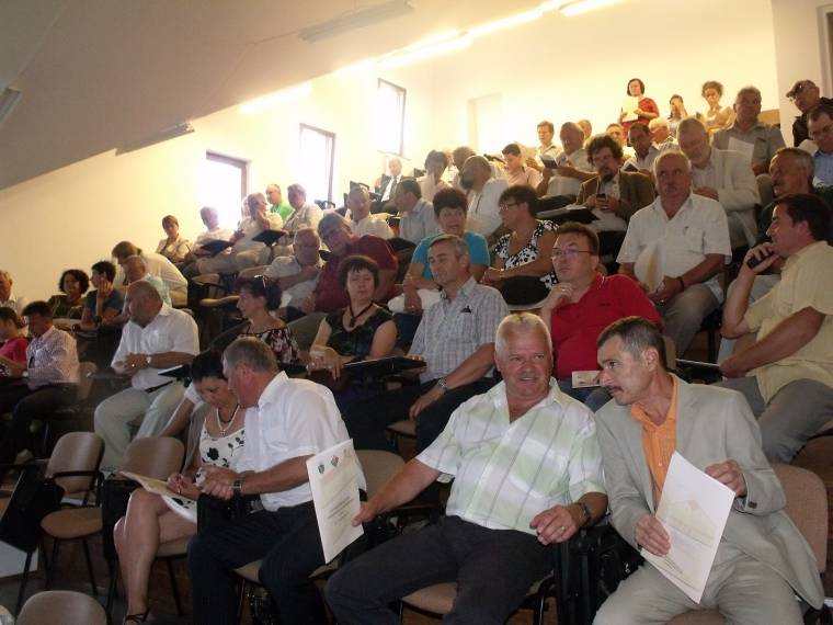 Politikusok és szakemberek ismét az iskolapadban