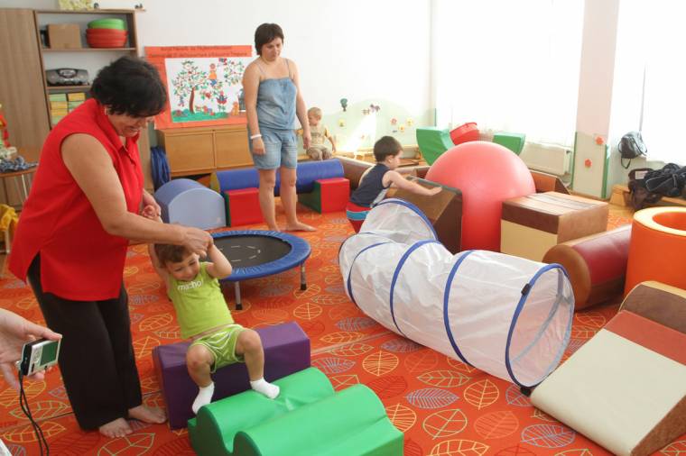 Fejlesztő játékokkal várják a kicsiket a Caritas munkatársai