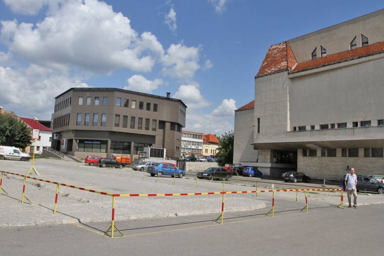 Akadálypálya a Színház mögötti parkolóban