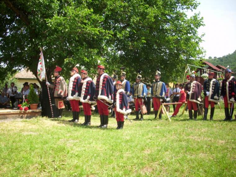 Nyolc és fél huszárral több