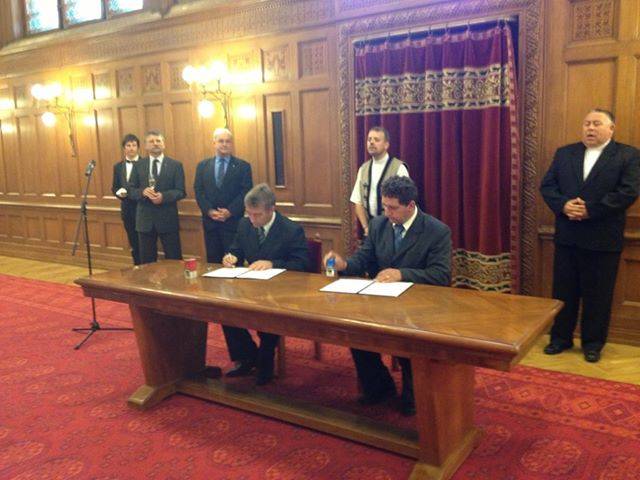 Az Országházban írtak alá szerződést a székelyhodosiak