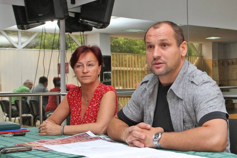 Népdal zengi be a csűrszínházat
