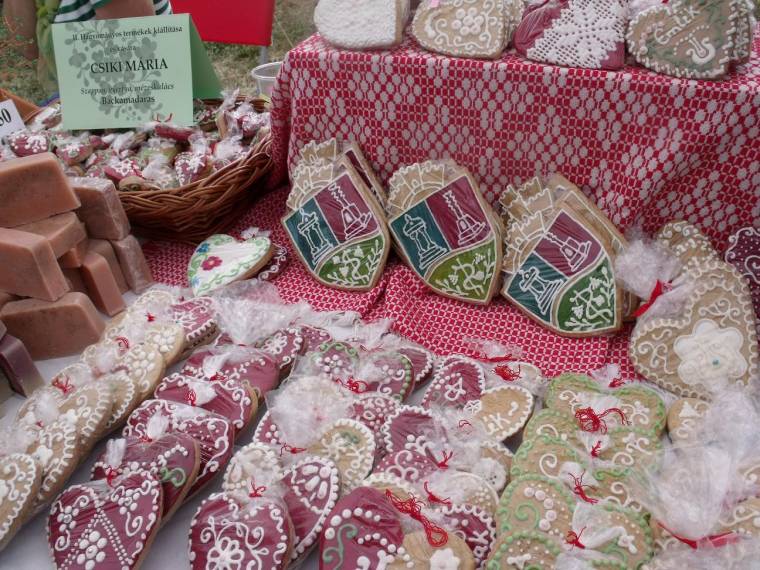 Bemutatkozik Backamadaras a Csűrszínházban