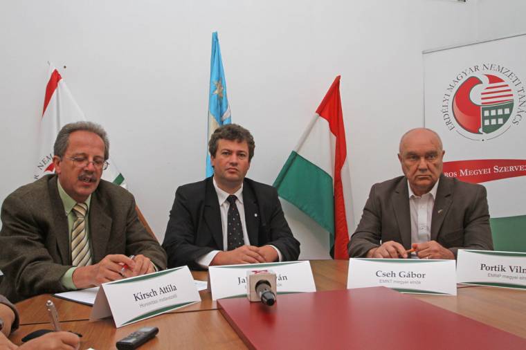 Haladás vagy színjáték?