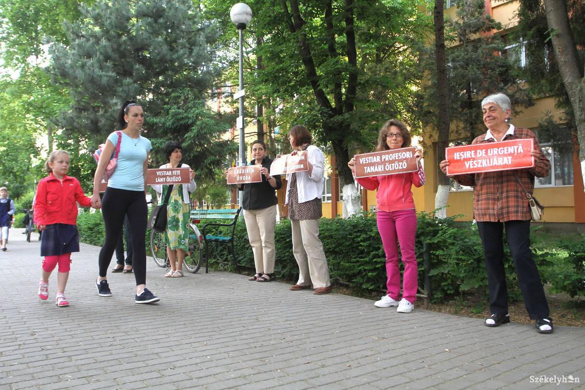 Marosvásárhelyi törekvések. A Civil Elkötelezettség Mozgalom évek óta küzd a közigazgatási törvény magyar rendelkezéseinek alkalmazásáért •  Fotó: Boda L. Gergely
