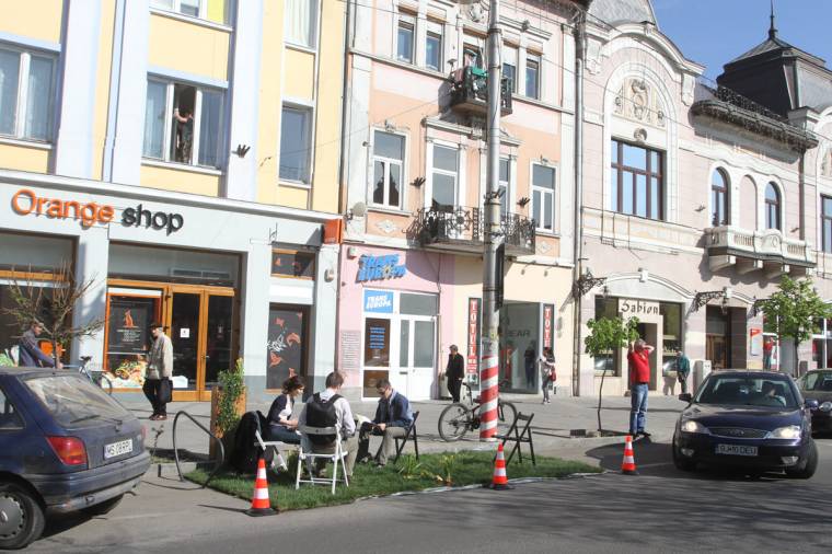 Zöldövezetet „parkoltak” egy autó helyére Marosvásárhelyen