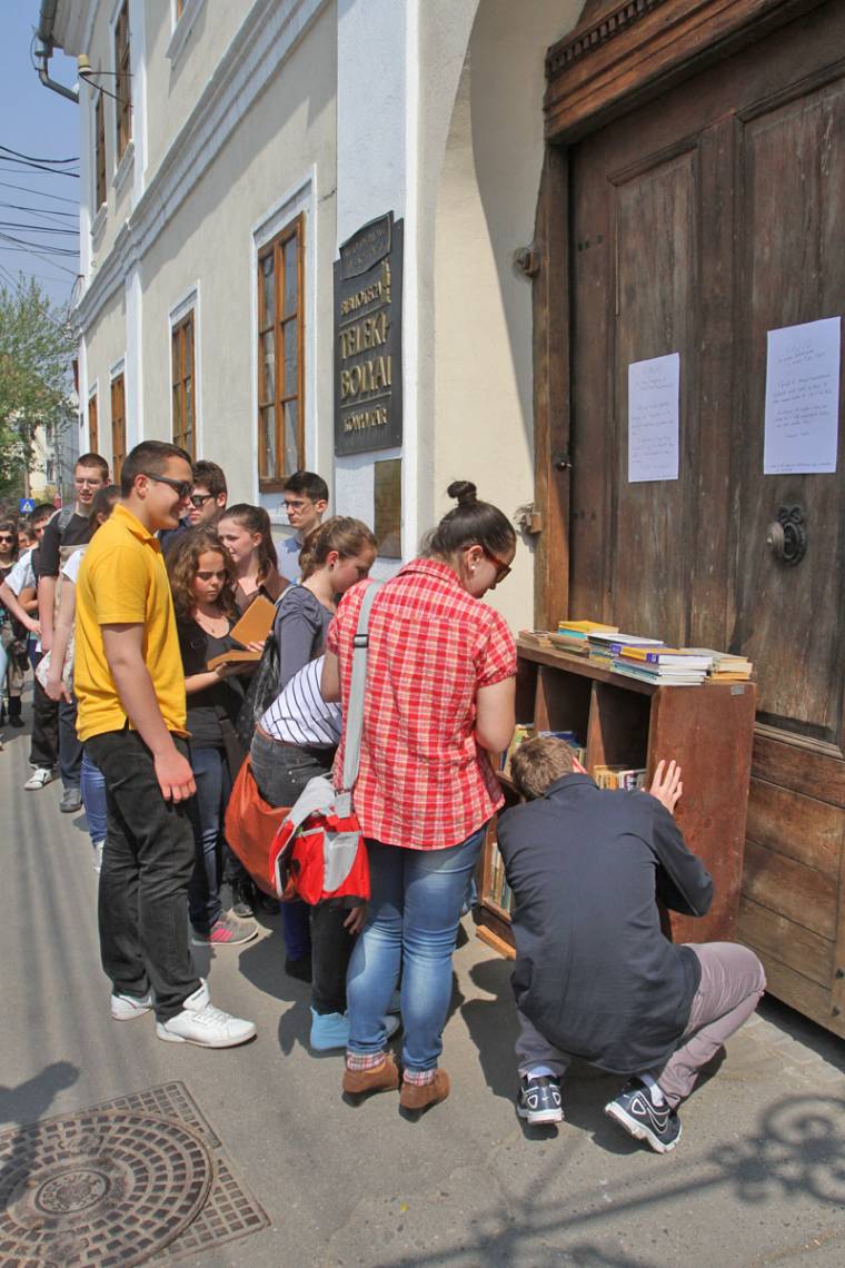 Könyvespolc az utcán