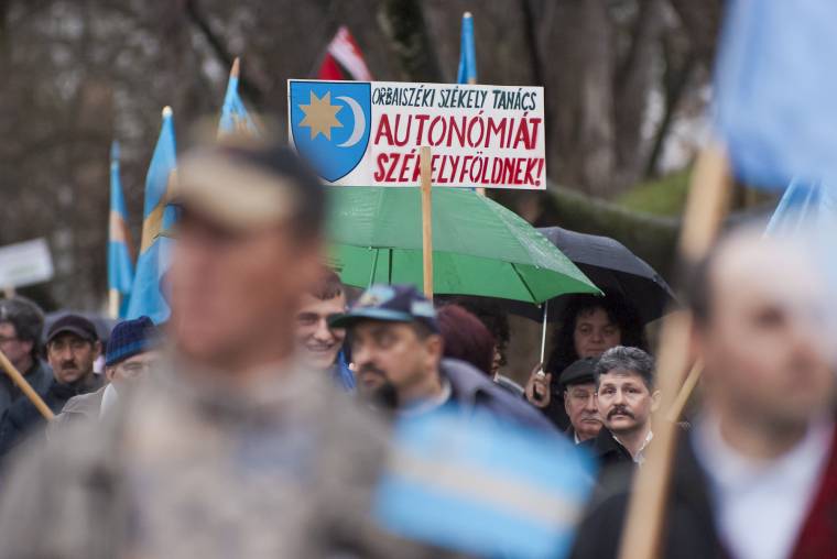 Autonómiatüntetés percről percre