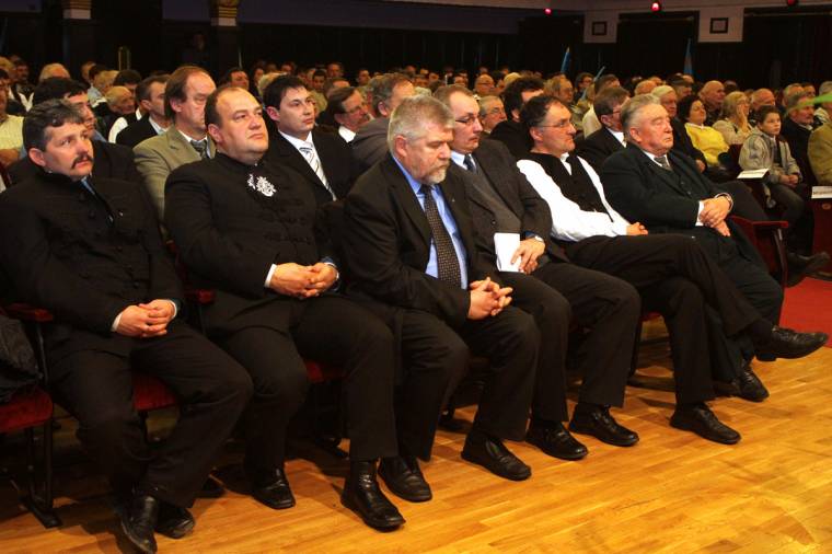 Nem ülhetünk a babérjainkon