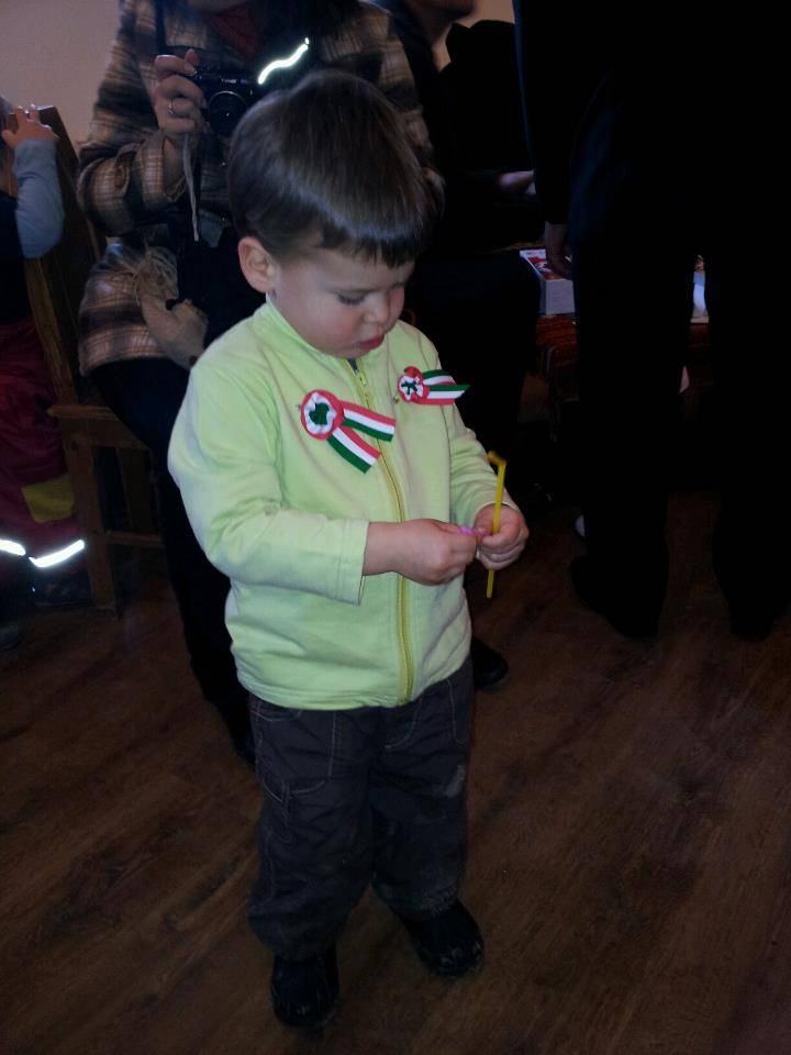 Kokárdákkal, bajuszokkal készülnek március 15-ére