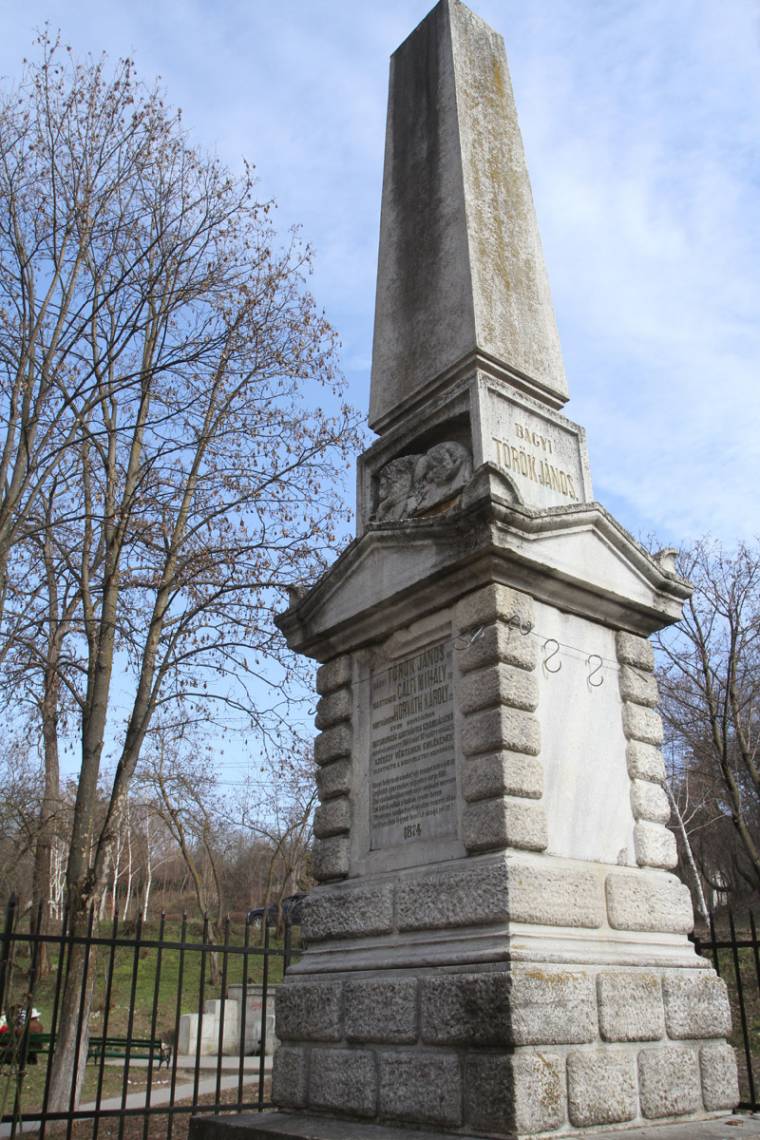 Egy nemzet tette e jelt itt Leghűbb gyermekei végzetes sírja fölé!*