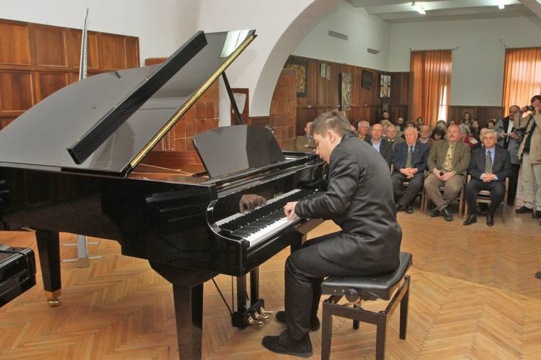 Ajándék-koncertzongora a művészetiseknek