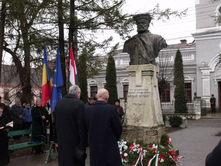 Fejedelmi sírokhoz zarándokolnak a nyárádszeredaiak